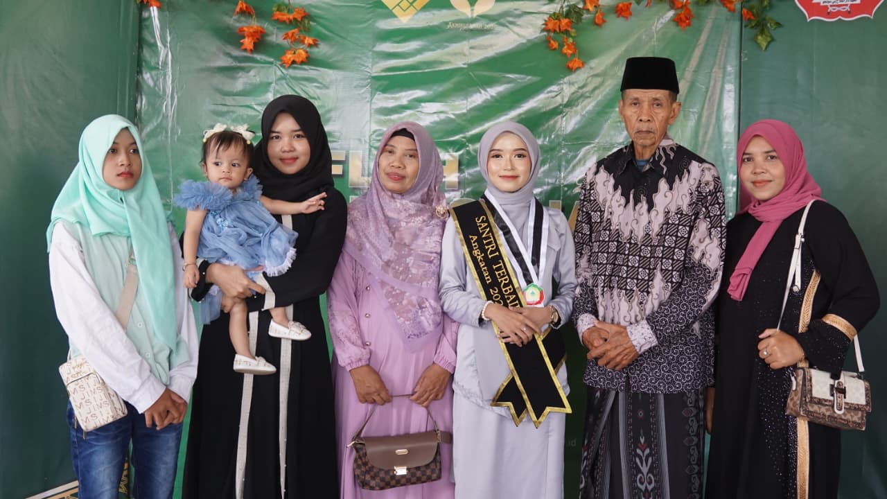 Khidmah dengan Gembira dan Disiplin Waktu: Kunci Cinta Ayu Kusuma Hati  Menjadi Santri Terbaik Besongo
